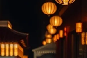 墨色黎明：手写招牌的老街夜景与暖黄路灯