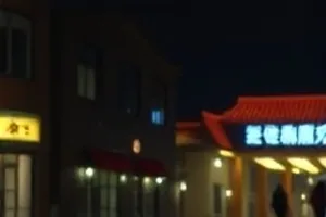麦浪之外：收割季的田埂与远处输电塔